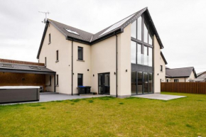 Modern house with hot tub, perfect night away!